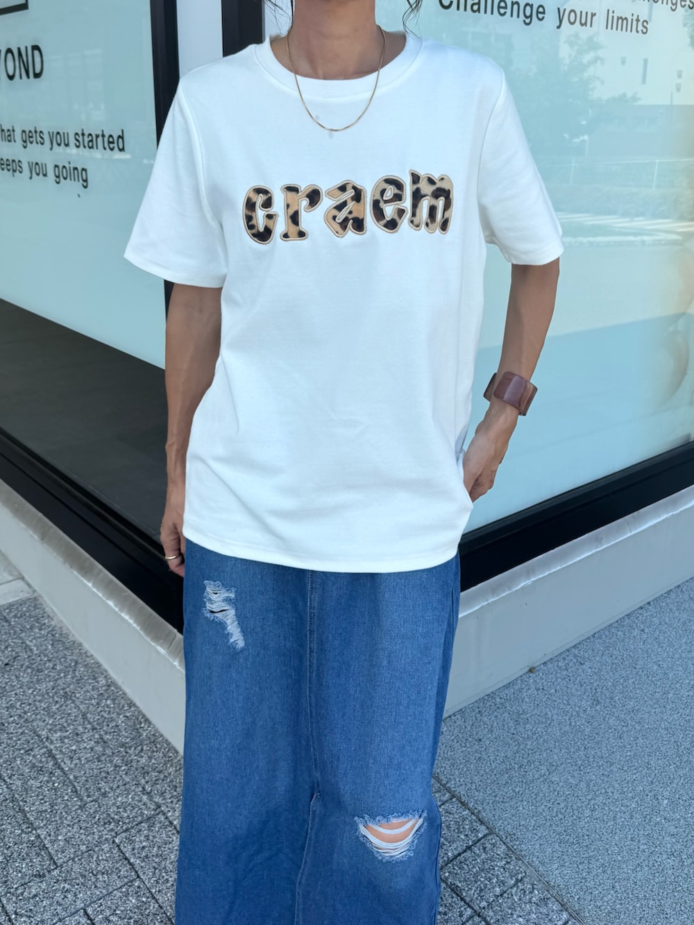 ホワイト系のTシャツ/カットソー、ブルー系のデニムスカート、ベージュ系のスニーカーを着用したレディースの秋コーディネートの5枚目の写真