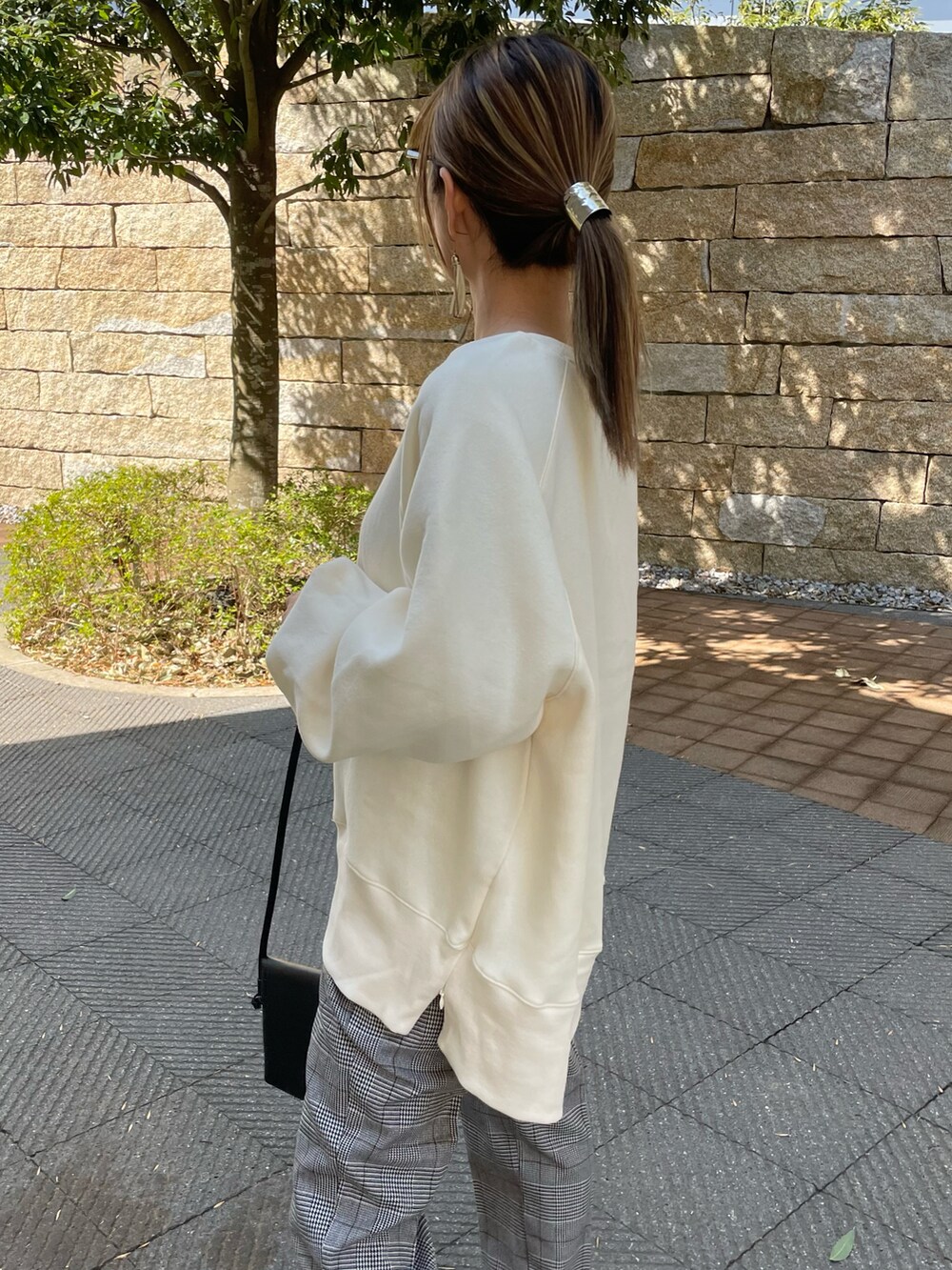 ホワイト系のスウェット、グレー系のその他パンツ、レッド系のバレエシューズを着用したレディースの春コーディネートの4枚目の写真