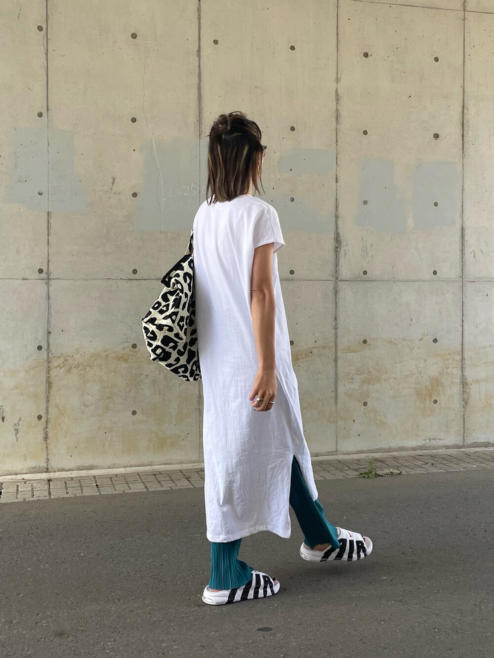 ホワイト系のワンピース、ホワイト系のトートバッグ、ホワイト系のサンダルを着用したレディースの夏コーディネートの4枚目の写真