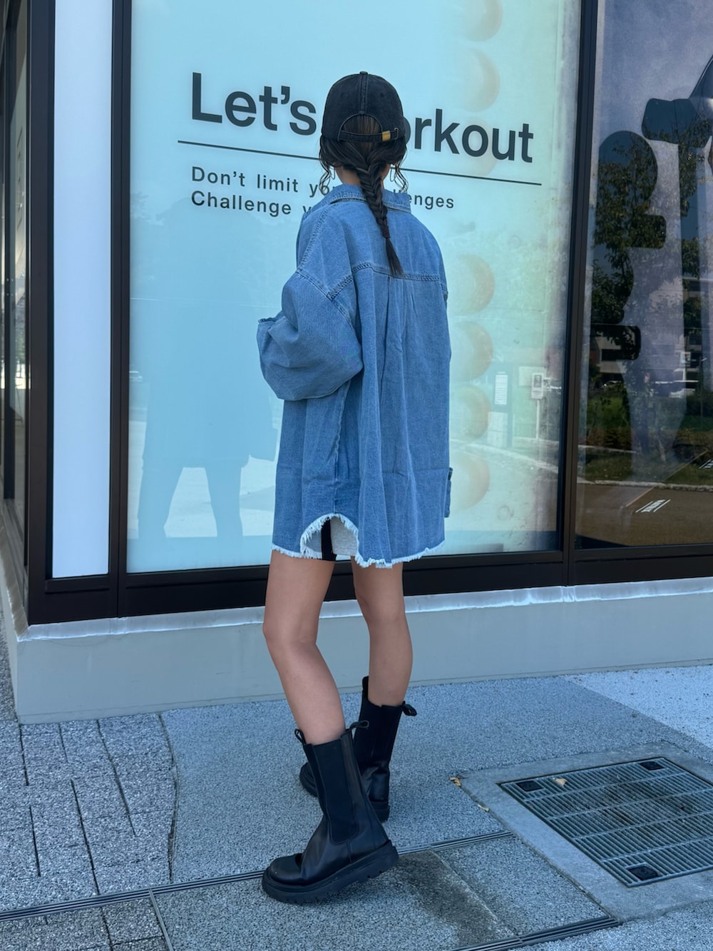 ブルー系のシャツ/ブラウス、グレー系のTシャツ/カットソー、ブラック系のブーツを着用したレディースの秋コーディネートの2枚目の写真