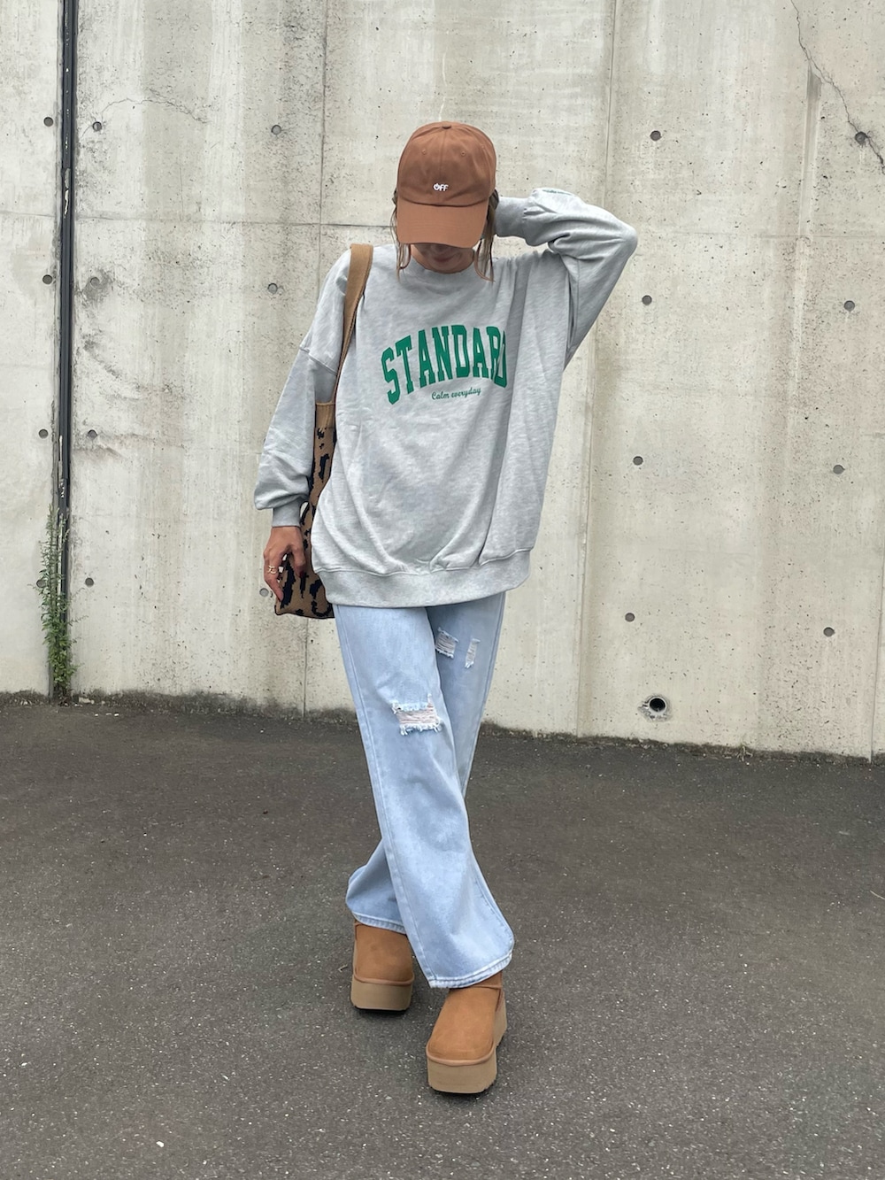 ブルー系のデニムパンツ、その他のトートバッグ、ブラウン系のブーツを着用したレディースの秋コーディネートの2枚目の写真