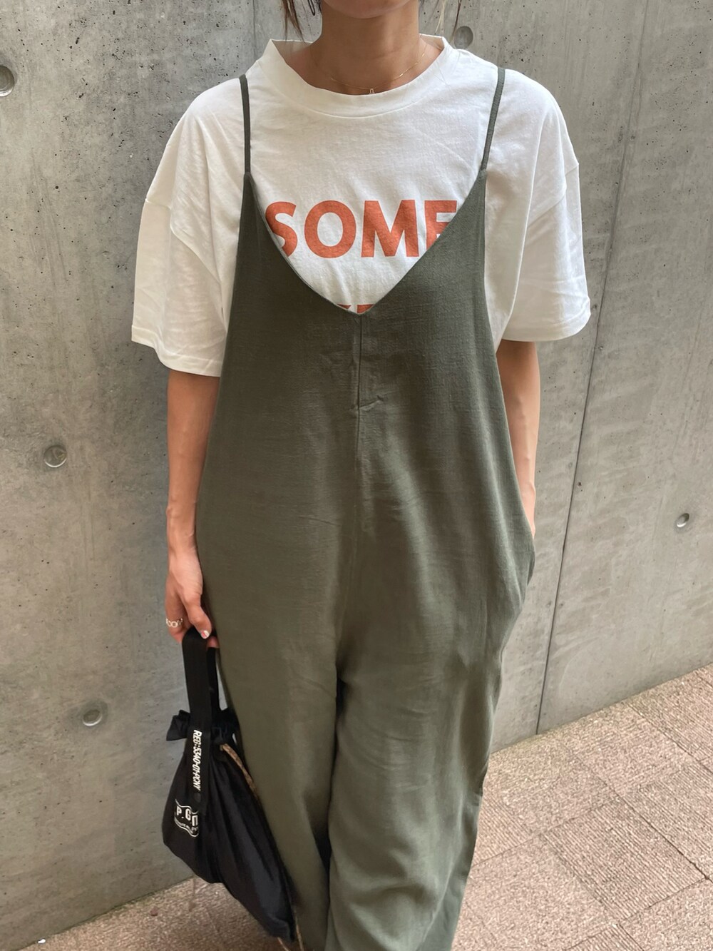 「春コーデ、ラクチンコーデ、サロペット、キャミサロペット、ロゴT、大人カジュアル、カーキ、Tシャツ、スニーカーコーデ、オーバーサイズ、ゆるコーデ、夏コーデ、シンプルコーデ、プチプラコーデ、春夏コーデ」｜「copineのサイドスリットビッグロゴプリントTシャツ(4color)（Tシャツ/カットソー、ホワイト系）」を使った、ayaさん（レディース・161cm）の春コーディネートの5枚目の写真