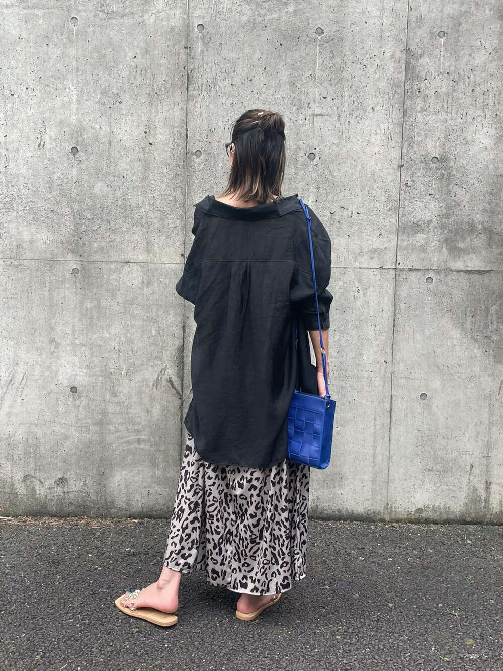 ブラック系のシャツ/ブラウス、ベージュ系のワンピース、ブルー系のショルダーバッグを着用したレディースの夏コーディネートの3枚目の写真