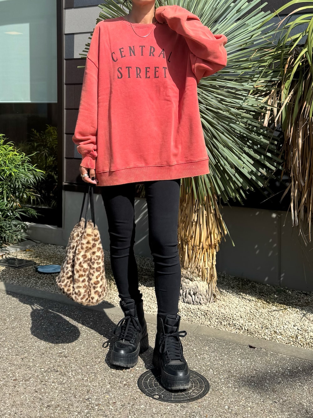 ブラック系のその他パンツ、その他のショルダーバッグ、レッド系のトップスを着用したレディースの秋コーディネートの2枚目の写真
