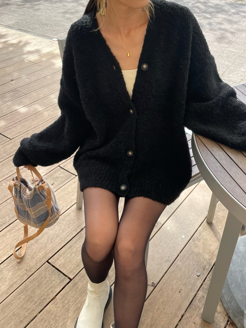 ホワイト系のブーツ、その他のショルダーバッグ、ゴールド系のネックレスを着用したレディースの秋コーディネートの5枚目の写真