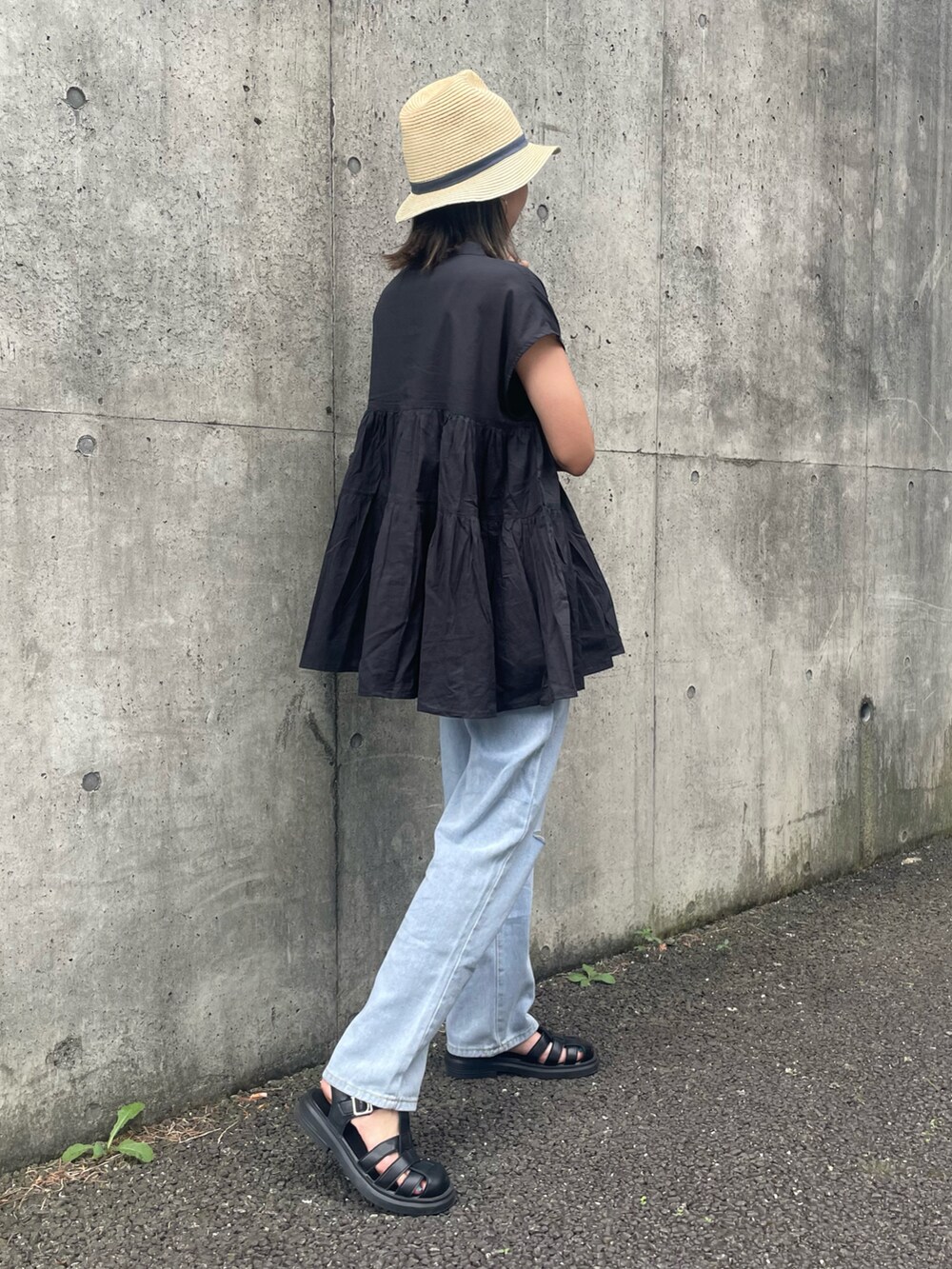 ブラック系のシャツ/ブラウス、ブルー系のデニムパンツ、ブラック系のサンダルを着用したレディースの夏コーディネートの3枚目の写真
