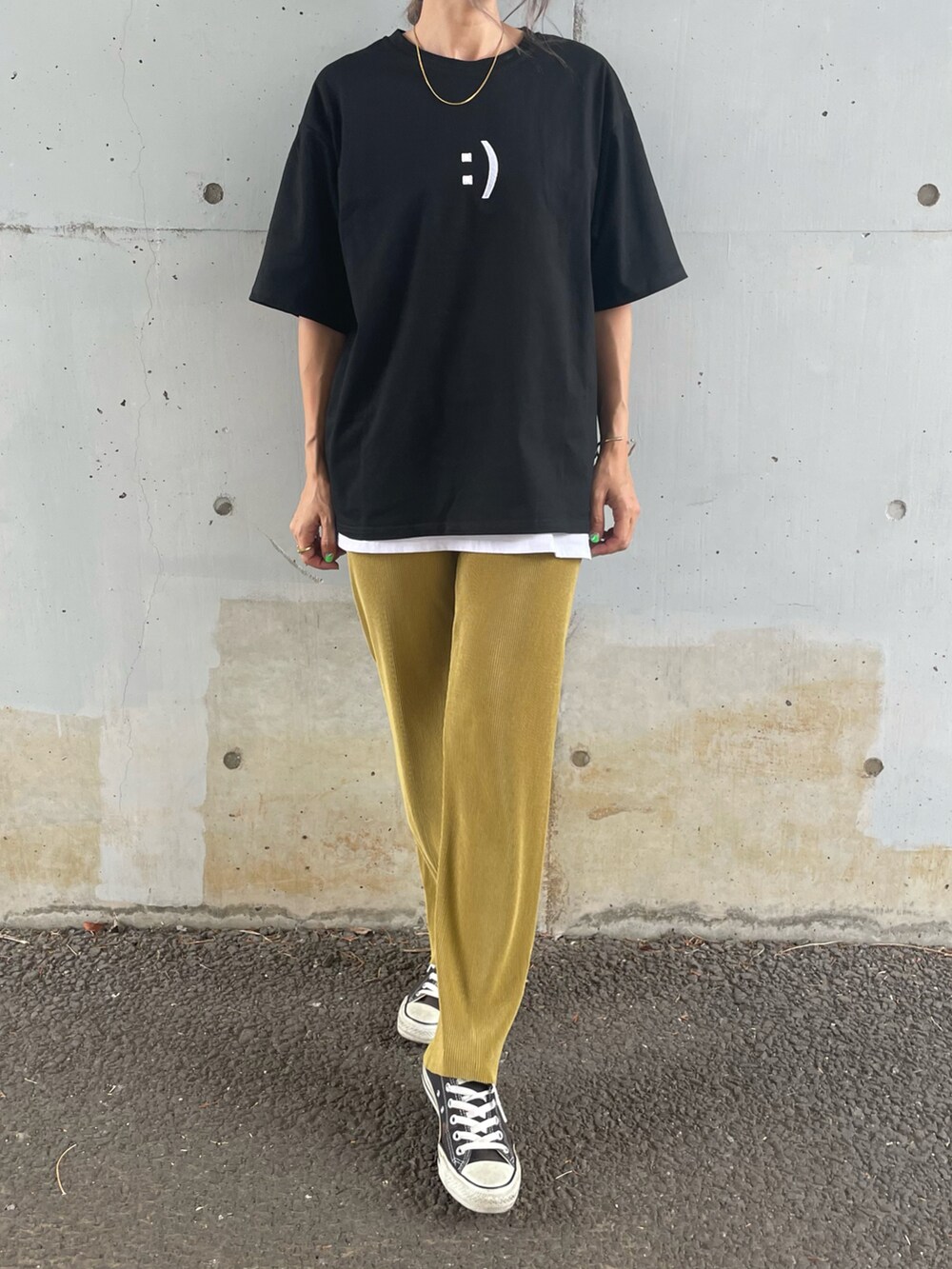 ブラック系のTシャツ/カットソー、ブラック系のスニーカー、その他のその他アンダーウェア/インナーを着用したレディースの夏コーディネートの2枚目の写真