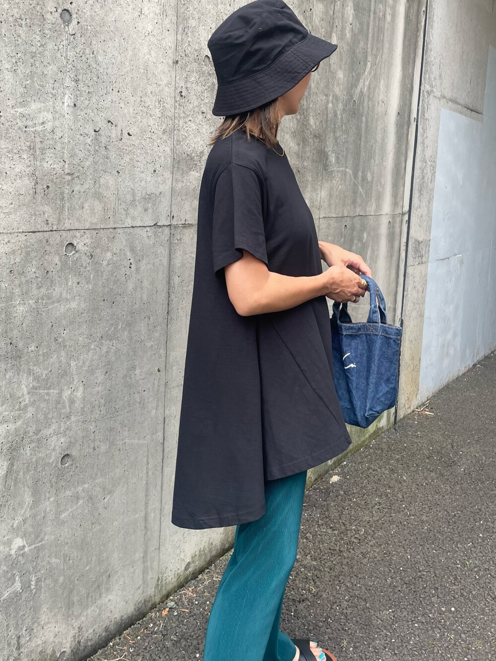 ブラック系のTシャツ/カットソー、ブルー系のトートバッグ、ブラック系のサンダルを着用したレディースの夏コーディネートの4枚目の写真