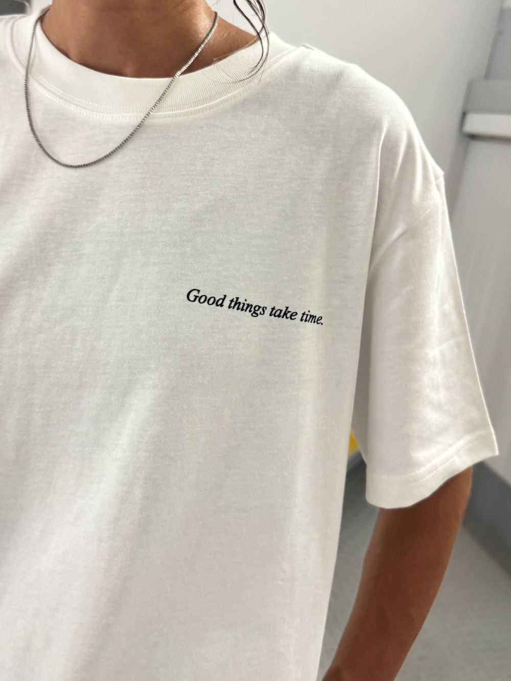 ブラック系のTシャツ/カットソー、ベージュ系のデニムパンツ、ベージュ系のスニーカーを着用したレディースの夏コーディネートの4枚目の写真