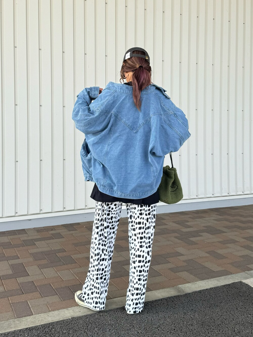 「秋のコーデ、パンツスタイル、プリーツパンツ、プリントT、デニムジャケット、おしゃれさんと繋がりたい、巾着バッグ、Dickies、秋服、キャップ、ゆるコーデ、秋コーデ、スニーカーコーデ、ダルメシアン柄、大人カジュアル」｜「copineのフォトプリントTシャツ(ブラック)（Tシャツ/カットソー、ブラック系）」を使った、ayaさん（レディース・161cm）の秋コーディネートの4枚目の写真