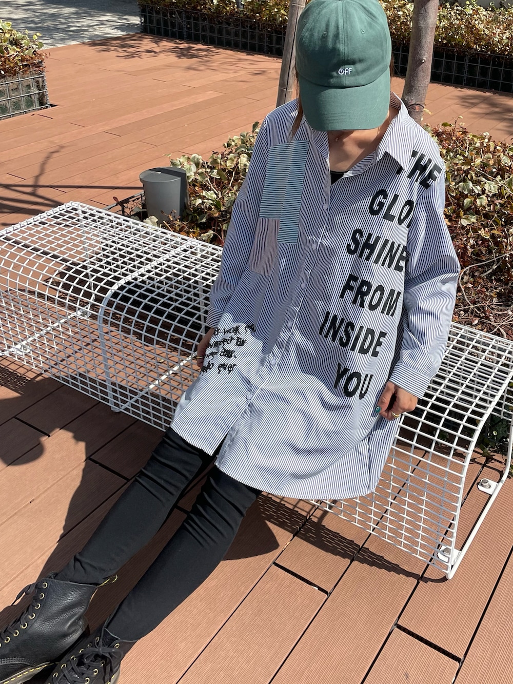 グレー系のシャツ/ブラウス、その他のその他パンツ、ブラック系のブーツを着用したレディースの春コーディネートの5枚目の写真
