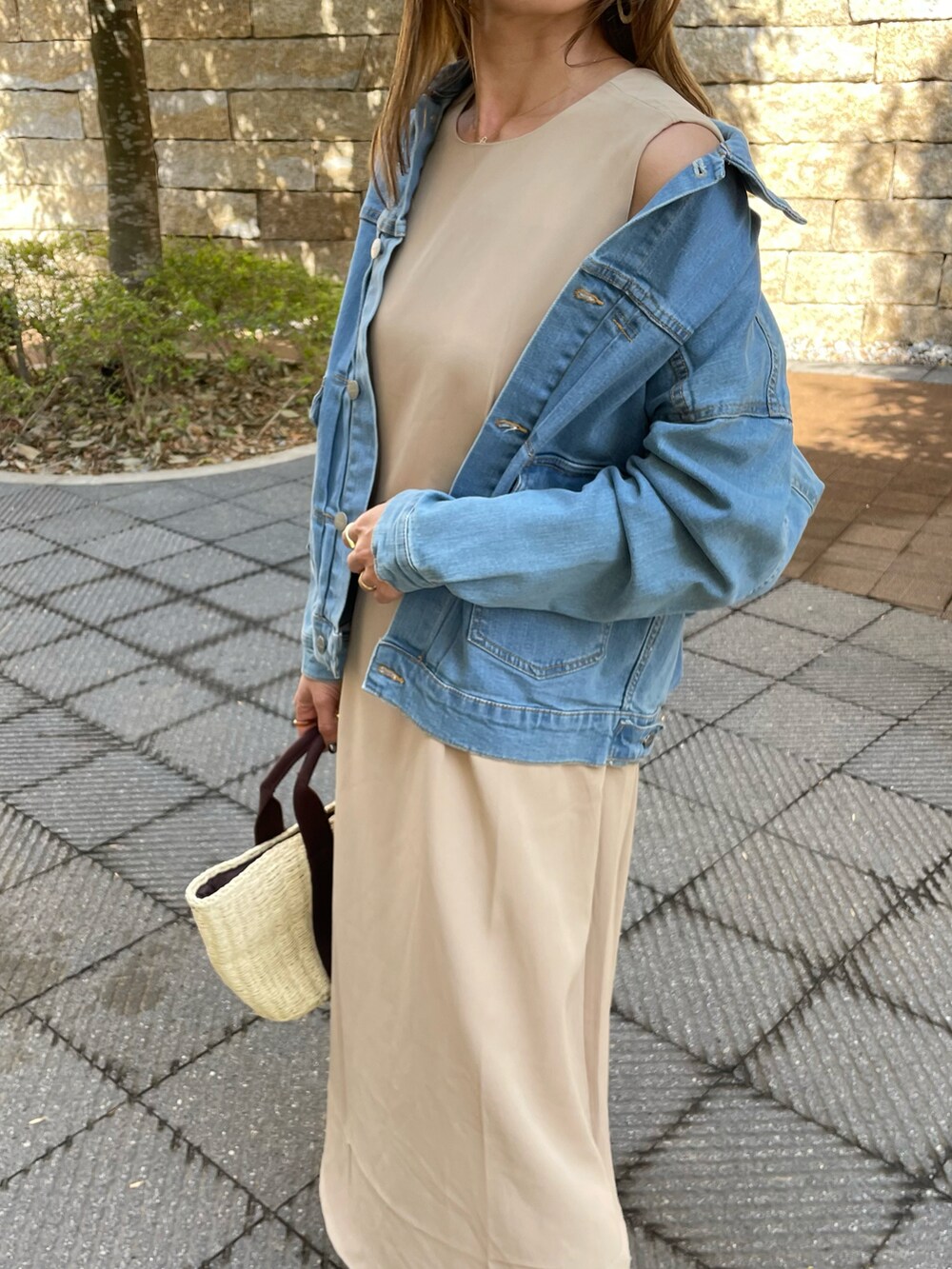 ベージュ系のワンピース、ブルー系のデニムジャケット、その他のその他パンツを着用したレディースの春コーディネートの4枚目の写真