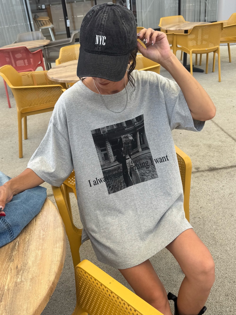 ブルー系のシャツ/ブラウス、グレー系のTシャツ/カットソー、ブラック系のブーツを着用したレディースの秋コーディネートの4枚目の写真