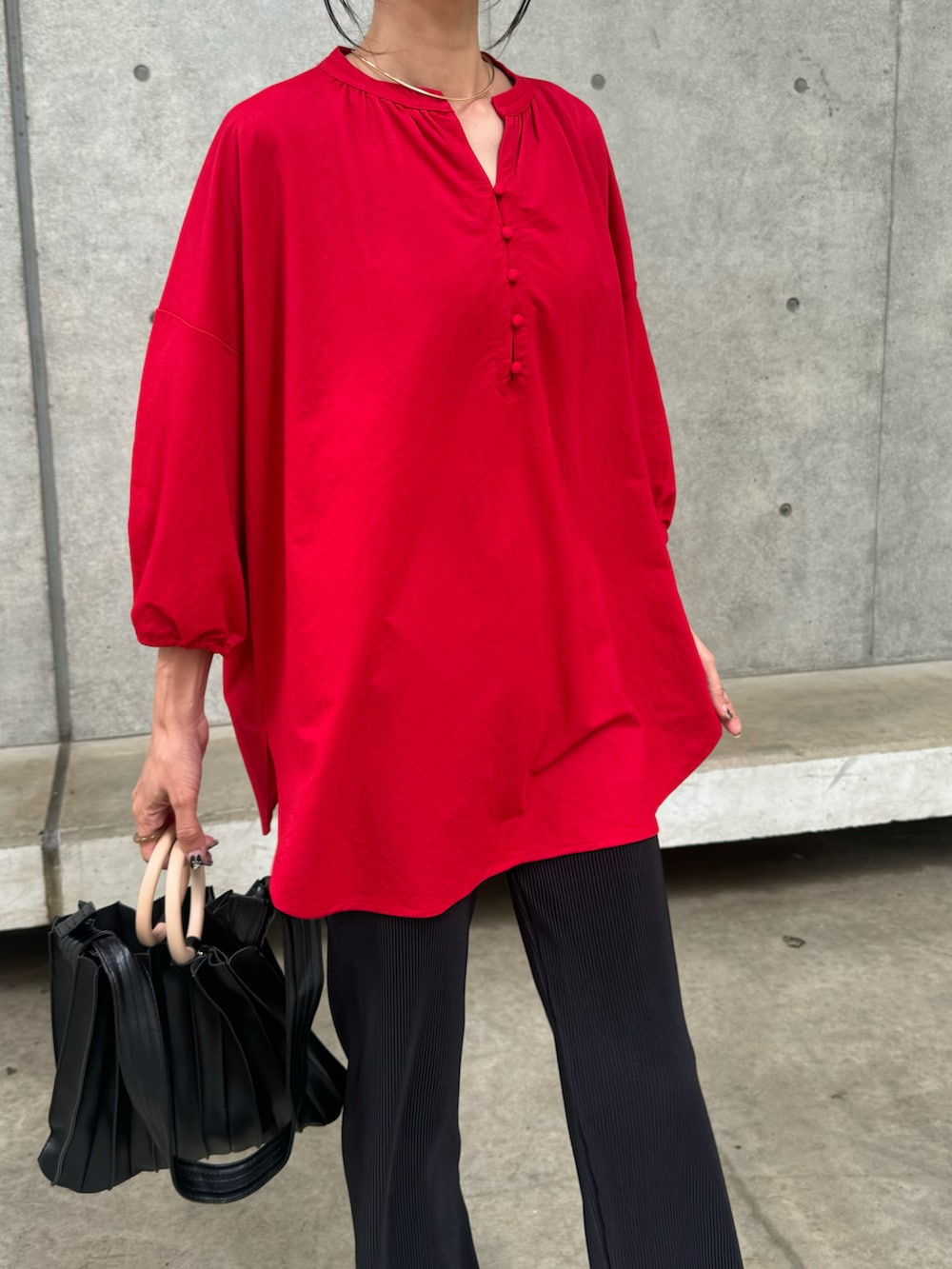 レッド系のTシャツ/カットソー、ブラック系のその他パンツ、その他のショルダーバッグを着用したレディースの夏コーディネートの4枚目の写真