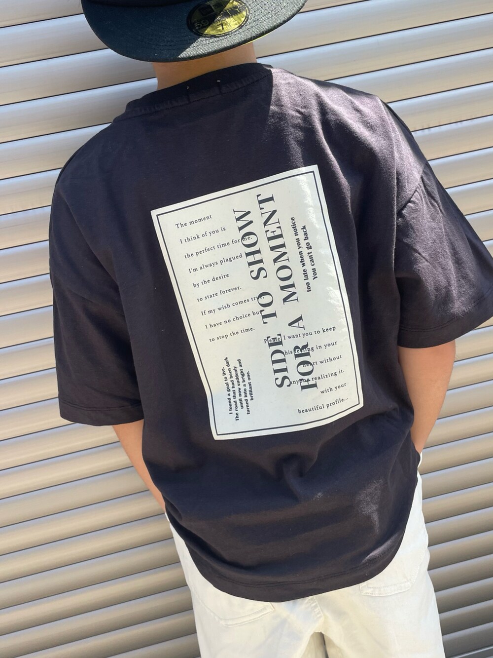 「キッズファッション、カジュアルコーデ、プチプラ、バックプリント、Tシャツ、夏だ！Tシャツ着よう！、モノトーンコーデ、ツイルパンツ、ホワイトパンツ、キャップ、キッズコーデ、コンバース、ラクチンコーデ、ストレッチパンツ、Tシャツコーデ」｜「Supreme のアイテム（キャップ、ブラック系）」を使った、ayaさん（キッズ・130cm）の春コーディネートの4枚目の写真