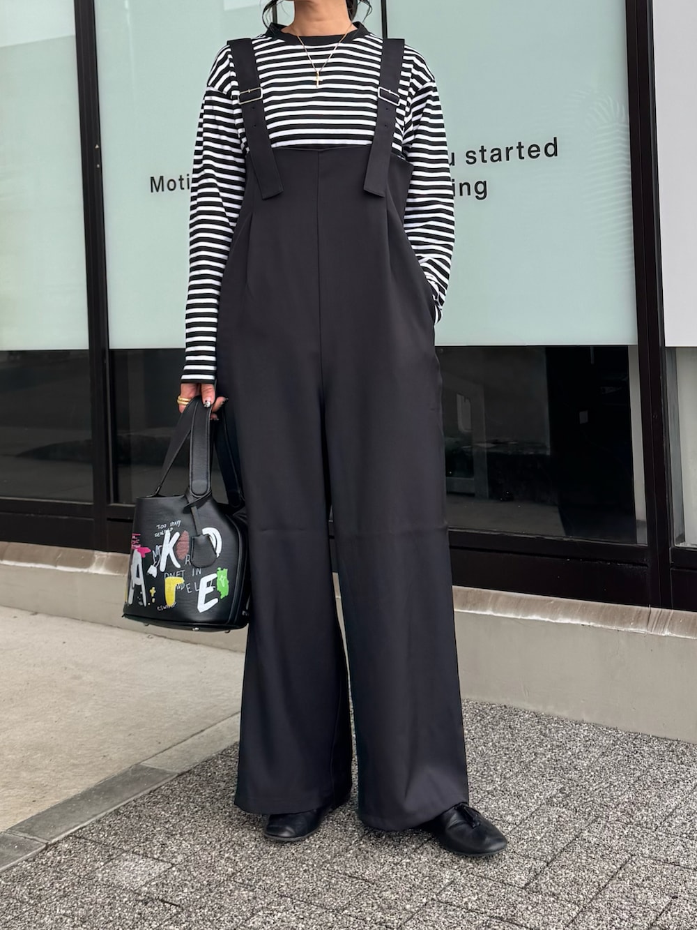 ブラック系のTシャツ/カットソー、ブラック系のサロペット/オーバーオール、ブラック系のその他シューズを着用したレディースの春コーディネートの2枚目の写真