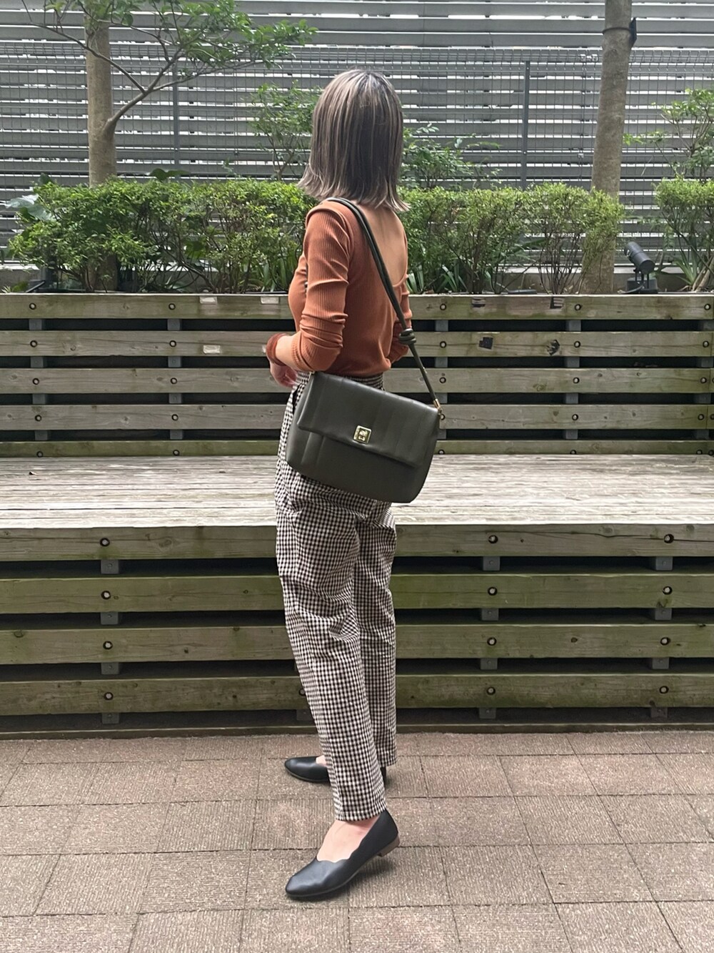 ブラウン系のTシャツ/カットソー、ベージュ系のその他パンツ、ブラック系のバレエシューズを着用したレディースの秋コーディネートの2枚目の写真