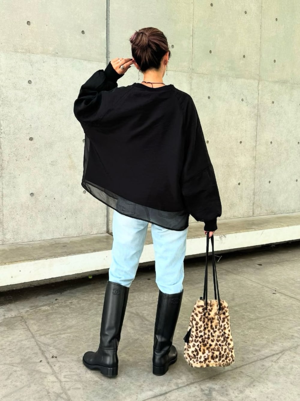 ブラック系のスウェット、ブルー系のデニムパンツ、その他のショルダーバッグを着用したレディースの秋コーディネートの3枚目の写真