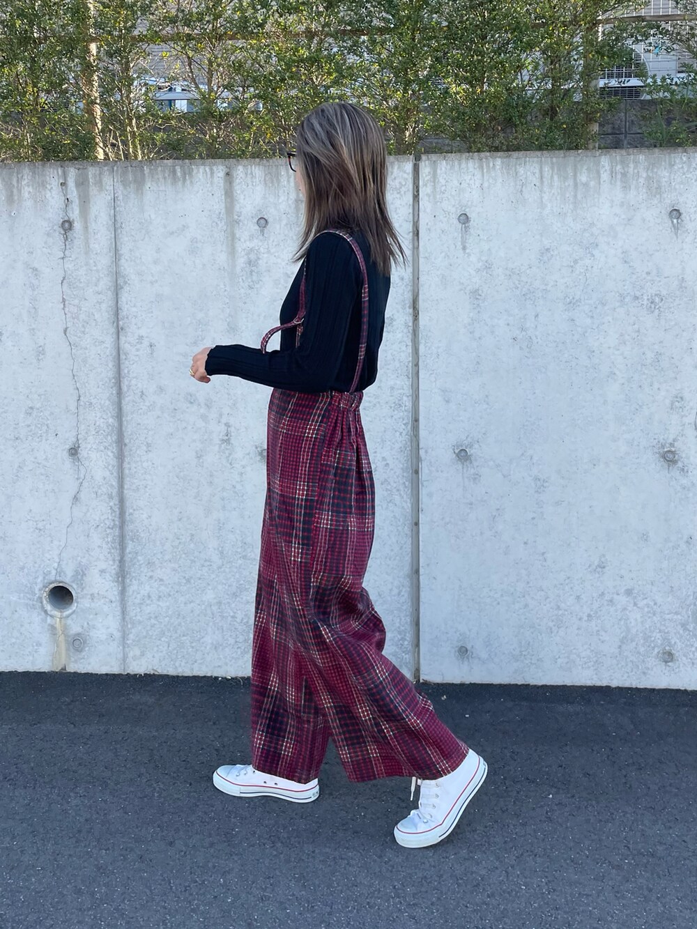 グリーン系のノーカラージャケット、ブラック系のニット/セーター、レッド系のその他パンツを着用したレディースの冬コーディネートの4枚目の写真