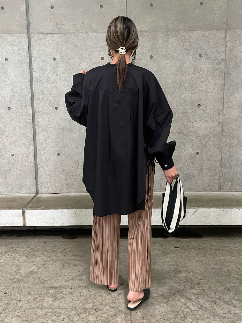 ブラック系のシャツ/ブラウス、ブラウン系のその他パンツ、ブラック系のハンドバッグを着用したレディースの春コーディネートの3枚目の写真