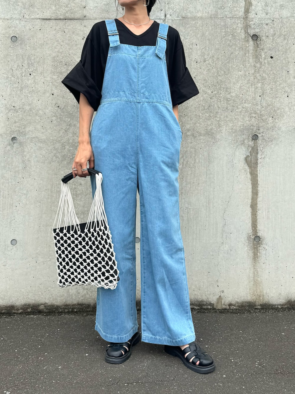 「大人カジュアル、大人女子、サロペット、デニムサロペット、ラクチンコーデ、Vネック、Tシャツ、春、デニムコーデ、サンダル、オトナカジュアル、デニム、最近のいい感じコーデ、ゆるコーデ、モノトーン」｜「copineの袖ロールアップＶネックTシャツ(ブラック)（Tシャツ/カットソー、ブラック系）」を使った、ayaさん（レディース・161cm）の春コーディネートの2枚目の写真