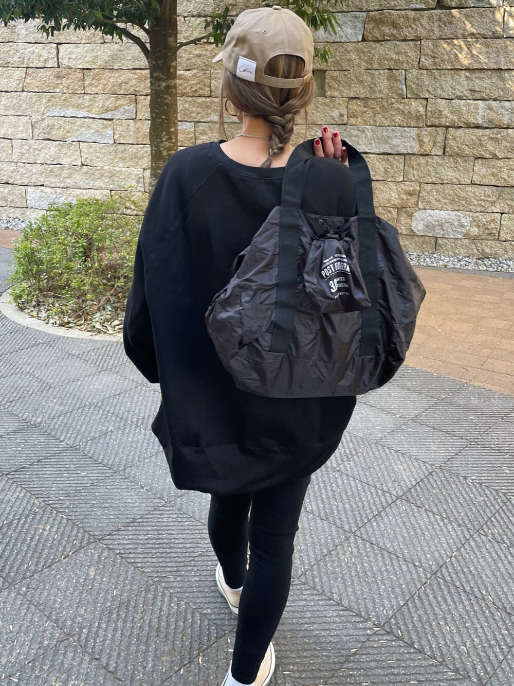 ブラック系のスウェット、その他のその他パンツ、ブラック系のエコバッグ/サブバッグを着用したレディースの冬コーディネートの5枚目の写真