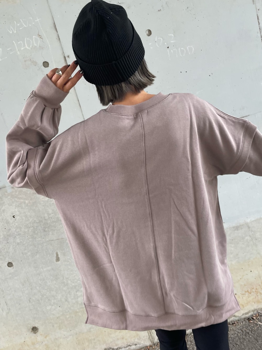 ベージュ系のスウェット、グリーン系のモッズコート、ブラック系のその他パンツを着用したレディースの秋コーディネートの5枚目の写真