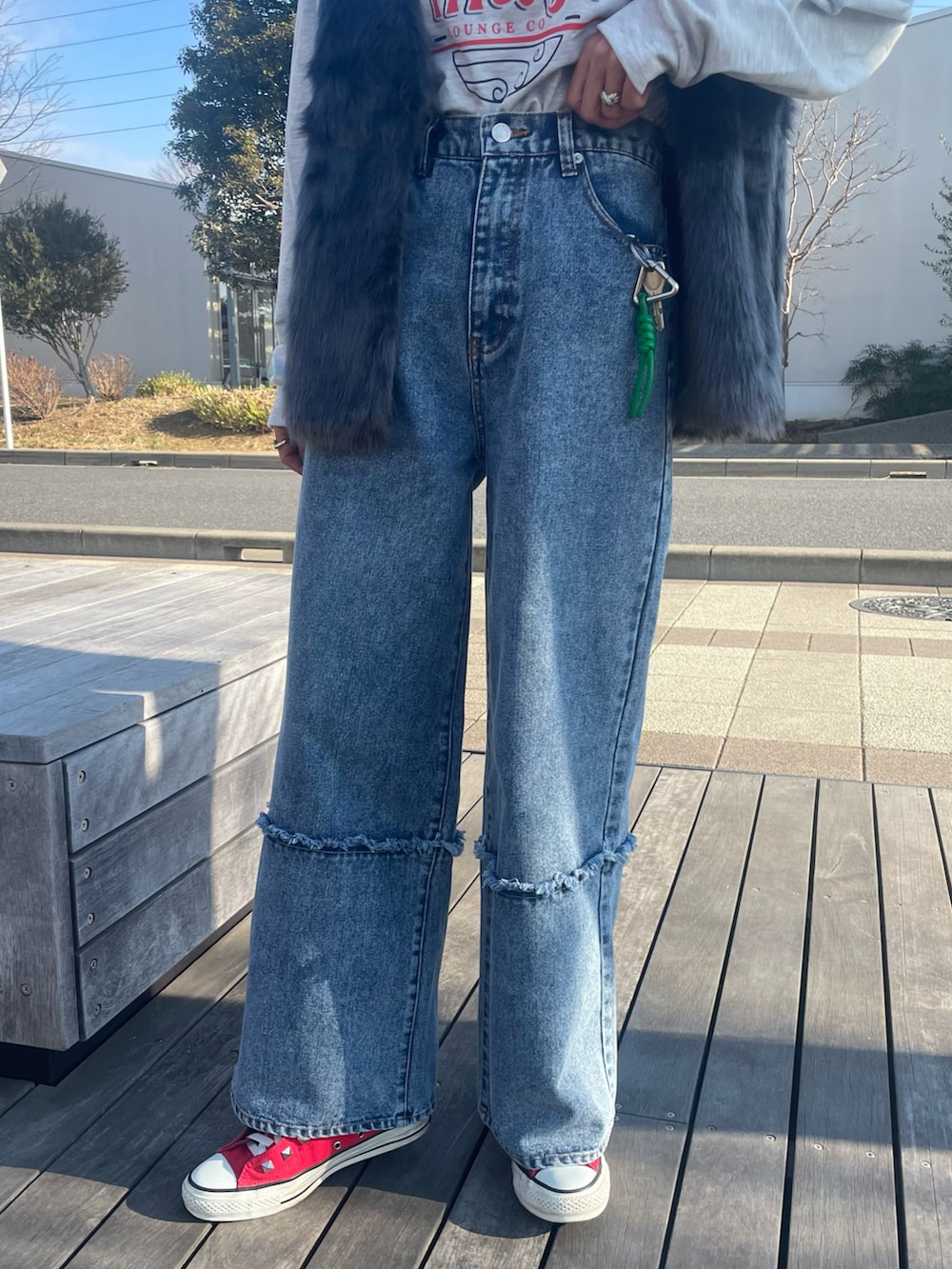 ホワイト系のTシャツ/カットソー、グレー系のベスト、ブルー系のデニムパンツを着用したレディースの冬コーディネートの5枚目の写真