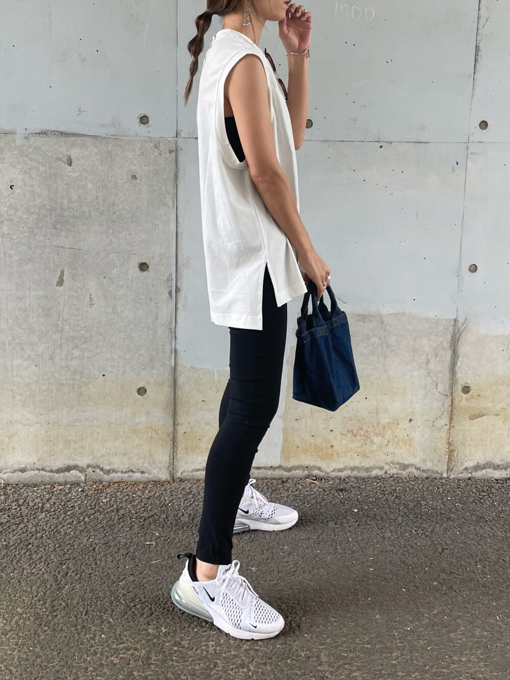 ホワイト系のTシャツ/カットソー、その他のその他パンツ、ブルー系のトートバッグを着用したレディースの夏コーディネートの3枚目の写真