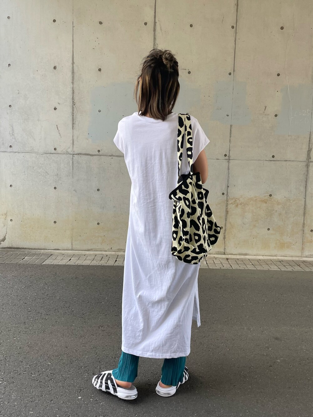 ホワイト系のワンピース、ホワイト系のトートバッグ、ホワイト系のサンダルを着用したレディースの夏コーディネートの3枚目の写真