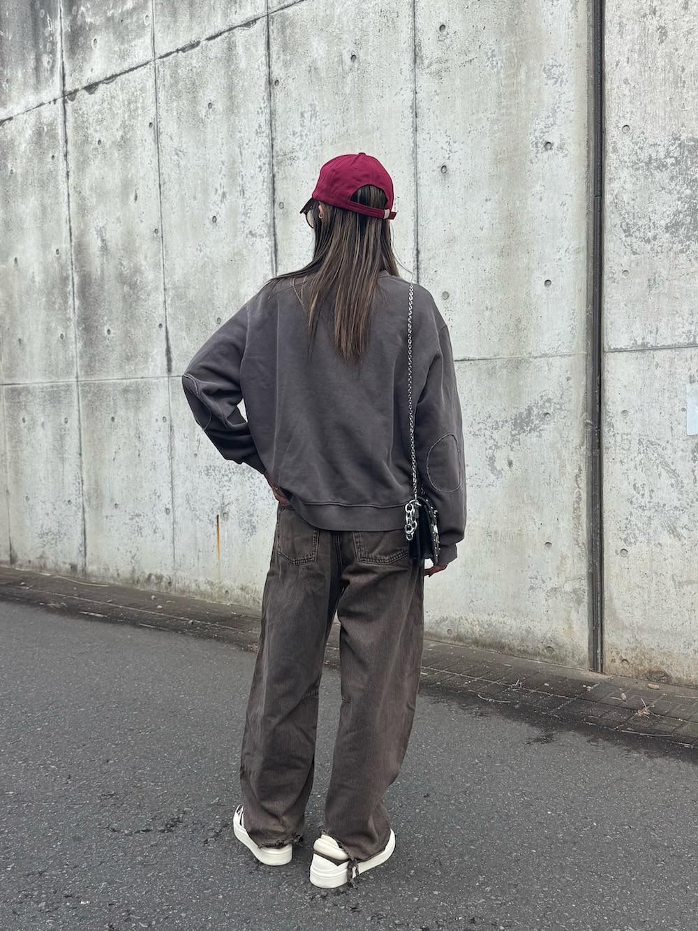 ブラウン系のスウェット、ブラウン系のスニーカーを着用したレディースの冬コーディネートの3枚目の写真