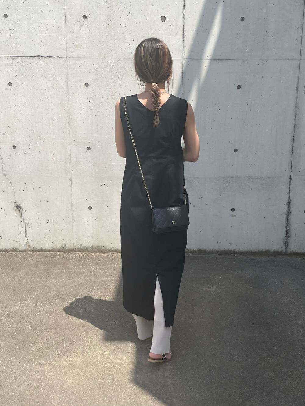 ブラック系のワンピース、シルバー系のサンダル、その他のバングル/リストバンドを着用したレディースの春コーディネートの3枚目の写真