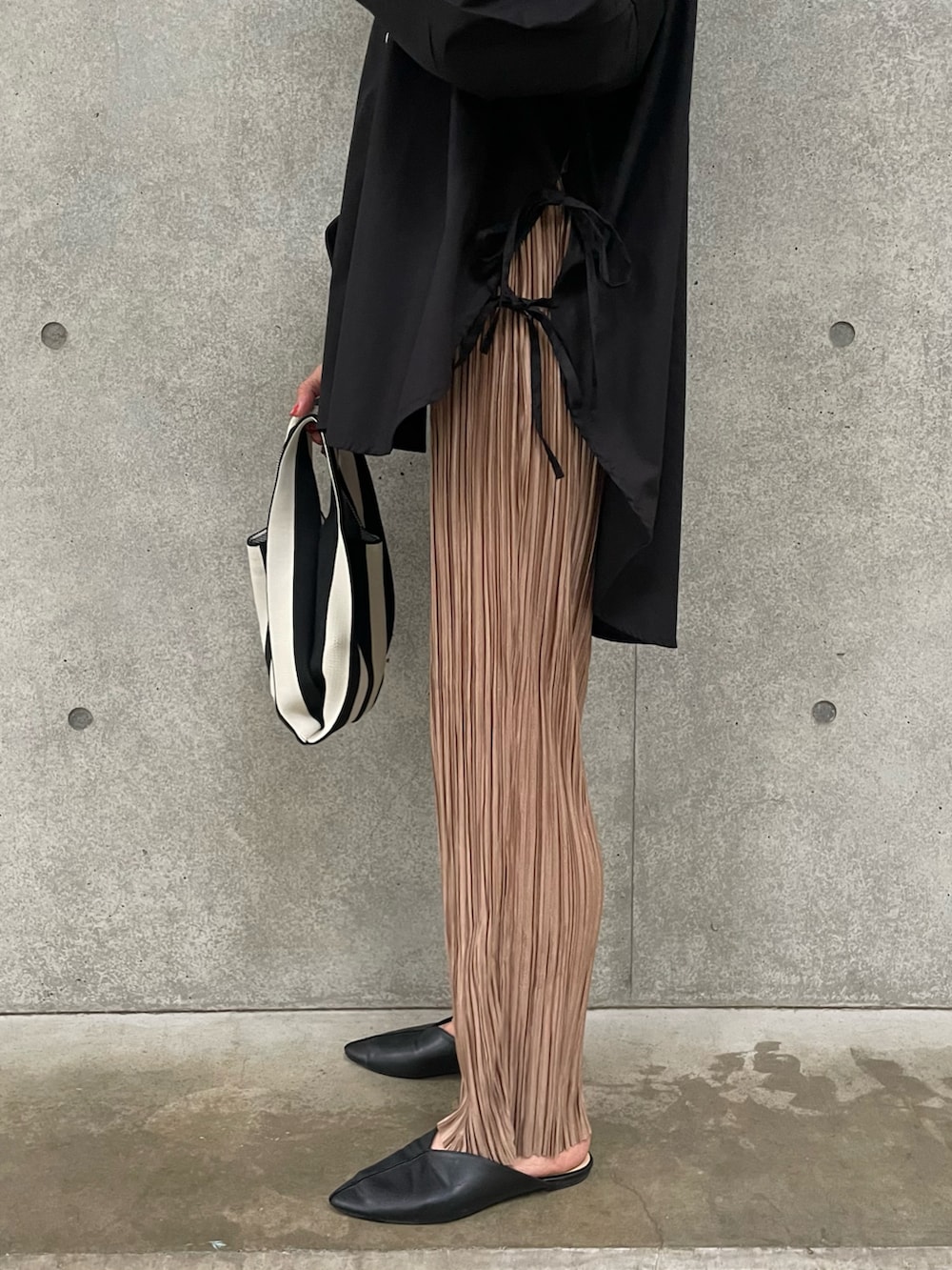 ブラック系のシャツ/ブラウス、ブラウン系のその他パンツ、ブラック系のハンドバッグを着用したレディースの春コーディネートの5枚目の写真