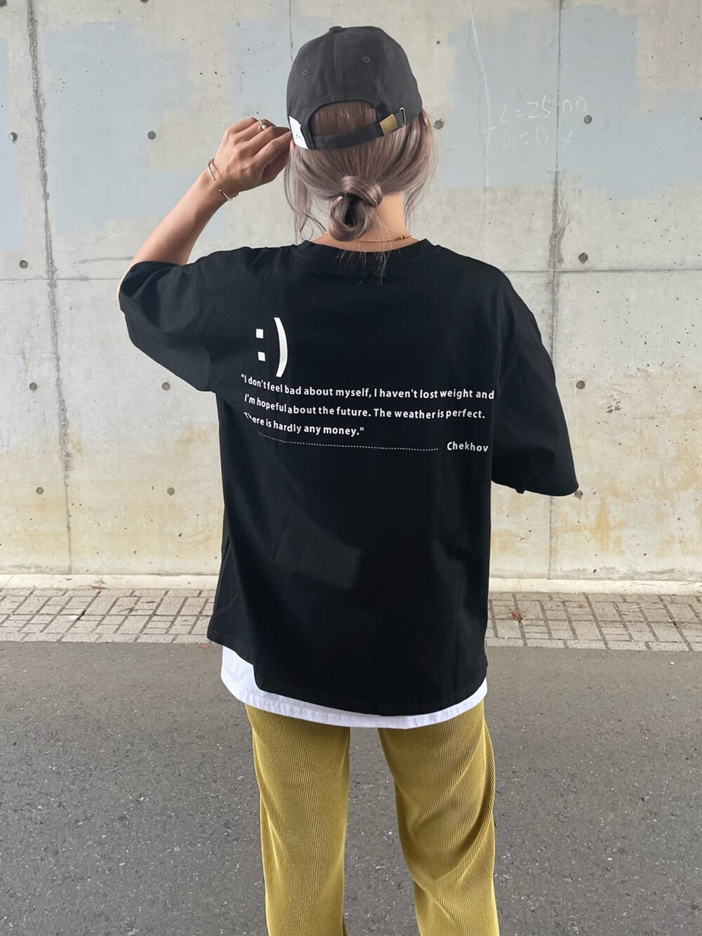 ブラック系のTシャツ/カットソー、ブラック系のスニーカー、その他のその他アンダーウェア/インナーを着用したレディースの夏コーディネートの5枚目の写真