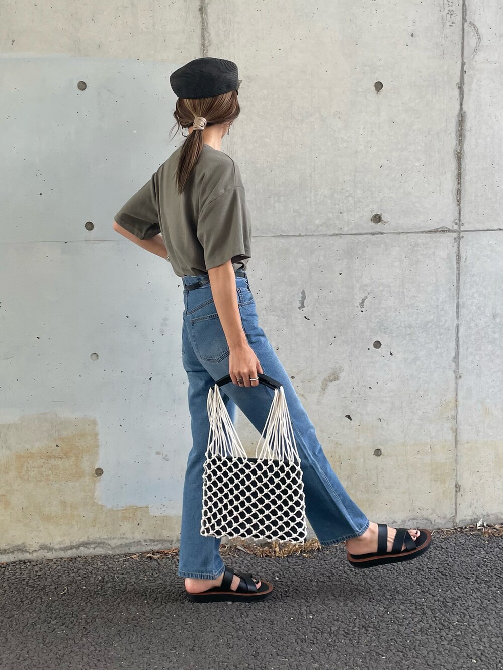 グリーン系のTシャツ/カットソー、ブルー系のデニムパンツ、その他のハンドバッグを着用したレディースの夏コーディネートの3枚目の写真