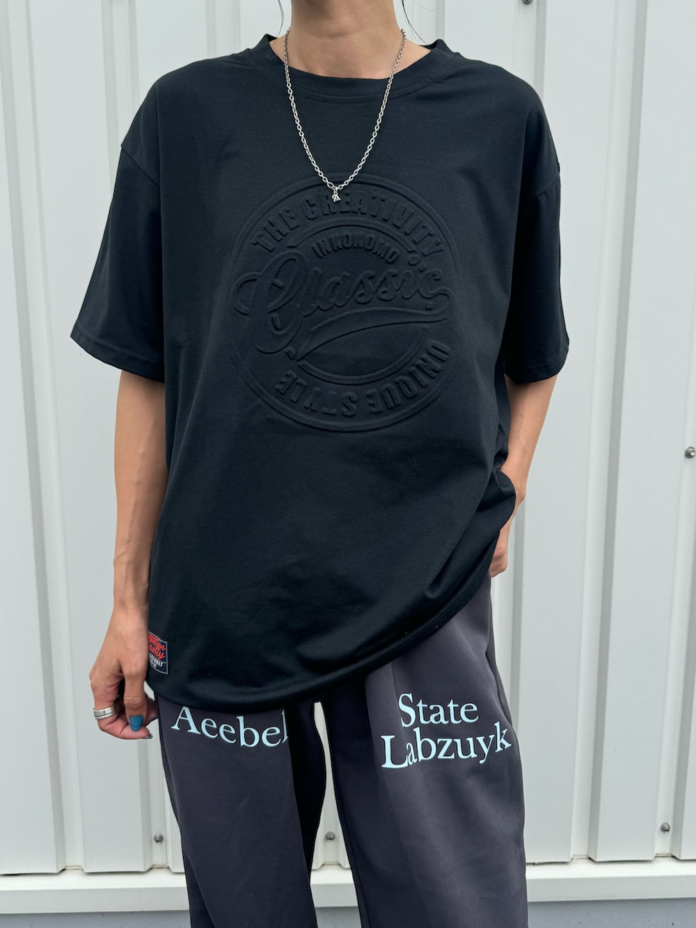 「ラフコーデ、スウェットパンツ、スウェット、休日スタイル、ママファッション、Tシャツ、最近のいい感じコーデ、ロゴT、ロゴスウェット、スニーカーコーデ、シンフルコーデ、お洒落さんとつながりたい、おしゃれさんと繋がりたい、ストリートコーデ、カジュアルコーデ」｜「copineのエンボスTシャツ(ブラック)（Tシャツ/カットソー、ブラック系）」を使った、ayaさん（レディース・161cm）の春コーディネートの5枚目の写真