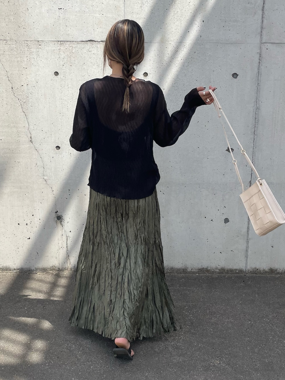 ブラック系のTシャツ/カットソー、その他のスカート、ホワイト系のショルダーバッグを着用したレディースの春コーディネートの3枚目の写真