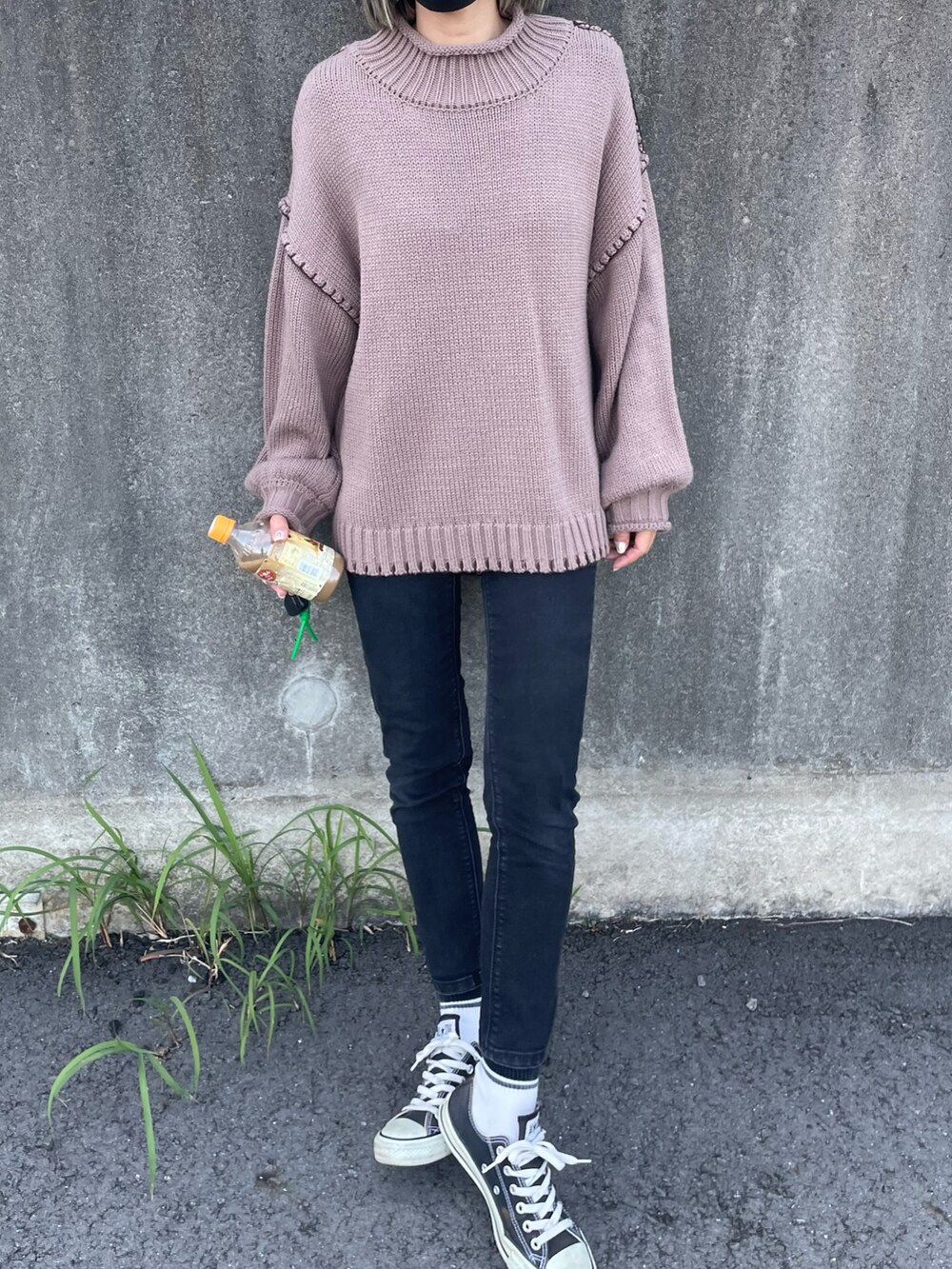 ブラウン系のニット/セーター、ブラック系のその他パンツ、ブラック系のスニーカーを着用したレディースの秋コーディネートの2枚目の写真