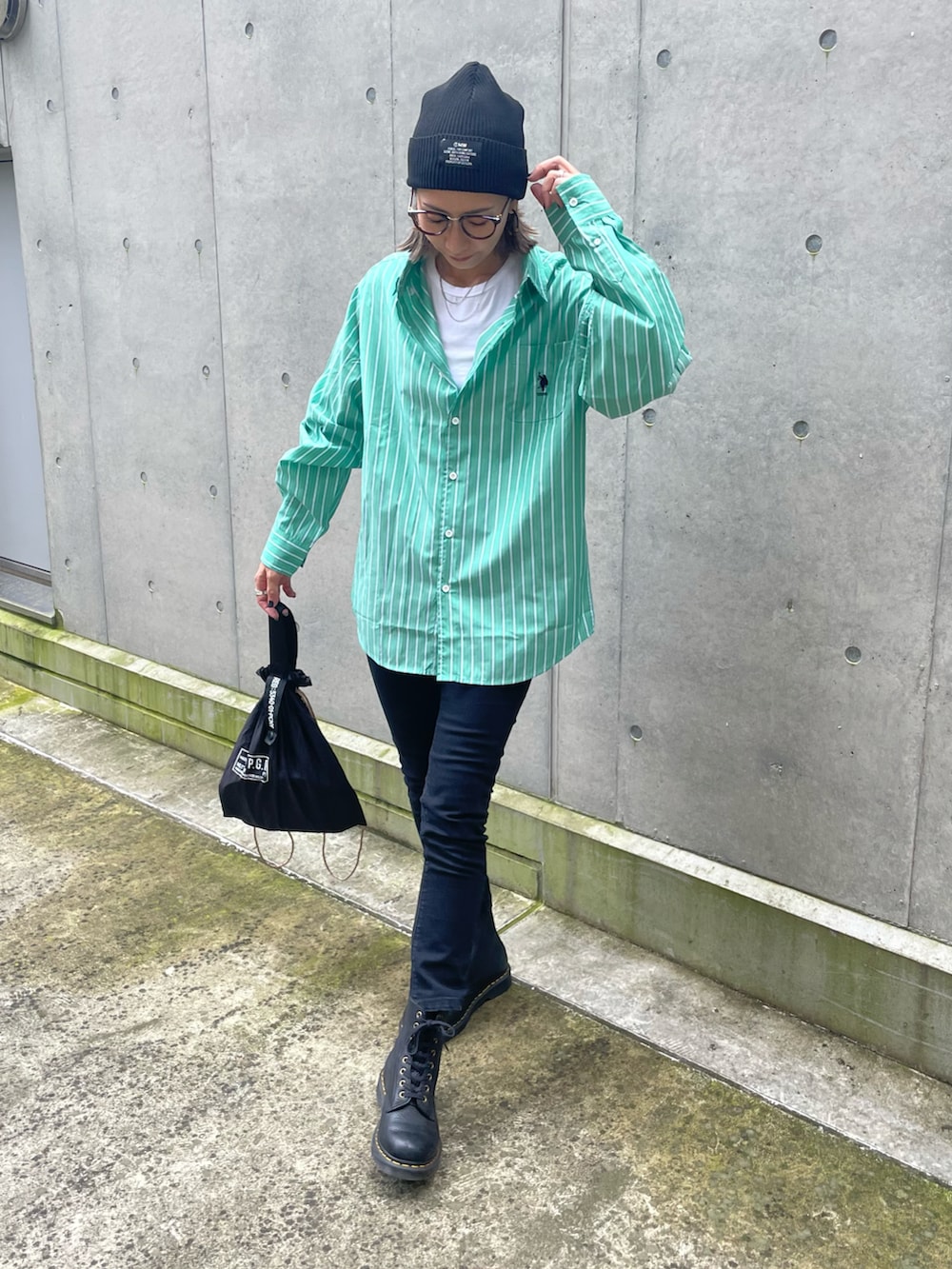 グリーン系のシャツ/ブラウス、ブラック系のその他パンツ、グリーン系のエコバッグ/サブバッグを着用したレディースの秋コーディネートの2枚目の写真