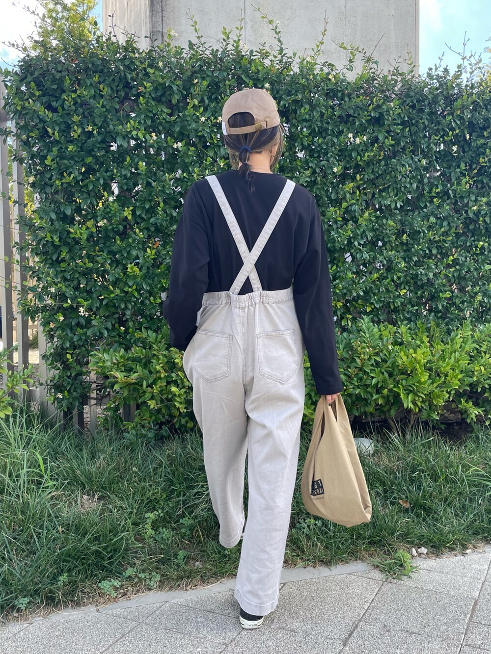 ブラック系のTシャツ/カットソー、グレー系のサロペット/オーバーオール、その他のエコバッグ/サブバッグを着用したレディースの秋コーディネートの3枚目の写真