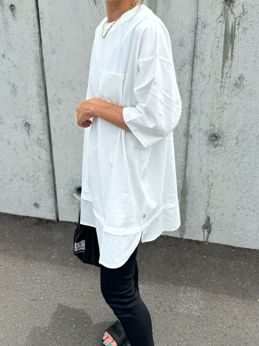 ホワイト系のTシャツ/カットソー、ブラック系のその他パンツ、その他のエコバッグ/サブバッグを着用したレディースの夏コーディネートの4枚目の写真