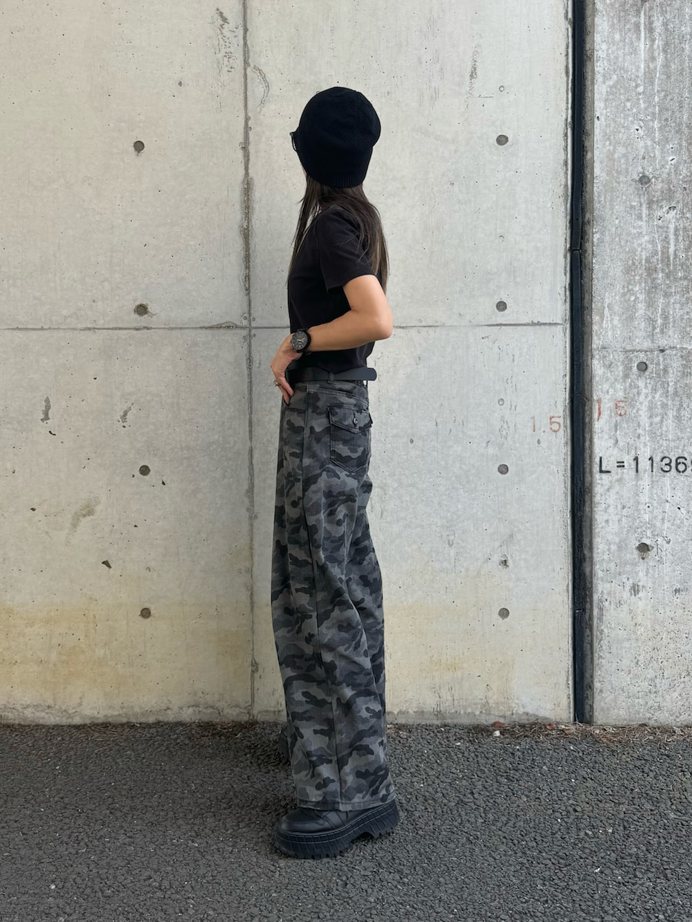 グレー系のデニムパンツ、ブラック系のスニーカー、ブラック系のニットキャップ/ビーニーを着用したレディースの春コーディネートの4枚目の写真