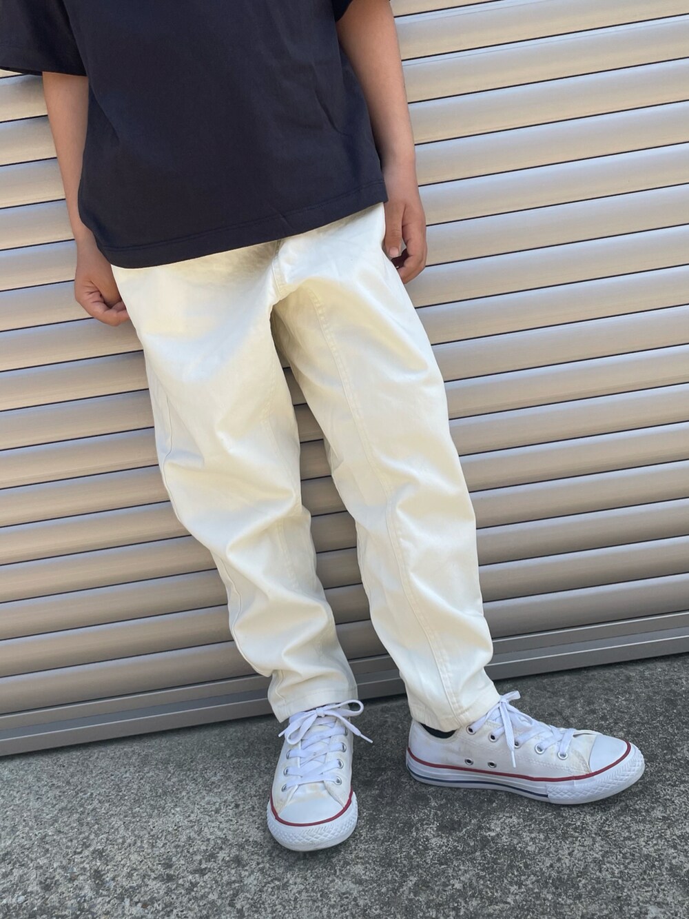「キッズファッション、カジュアルコーデ、プチプラ、バックプリント、Tシャツ、夏だ！Tシャツ着よう！、モノトーンコーデ、ツイルパンツ、ホワイトパンツ、キャップ、キッズコーデ、コンバース、ラクチンコーデ、ストレッチパンツ、Tシャツコーデ」｜「Supreme のアイテム（キャップ、ブラック系）」を使った、ayaさん（キッズ・130cm）の春コーディネートの5枚目の写真
