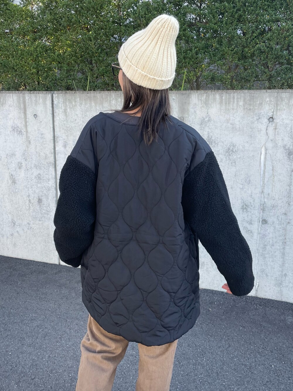 ベージュ系のその他パンツ、ブラック系のその他アウター、その他のトートバッグを着用したレディースの秋コーディネートの4枚目の写真