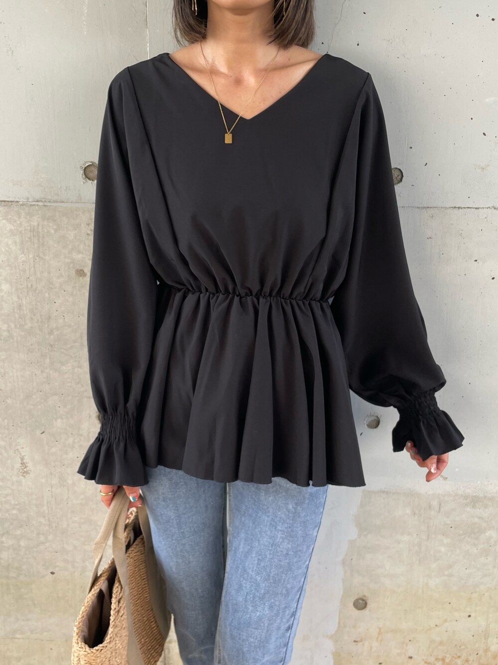 ブラック系のシャツ/ブラウス、ブルー系のデニムパンツ、ブラック系のパンプスを着用したレディースの春コーディネートの2枚目の写真