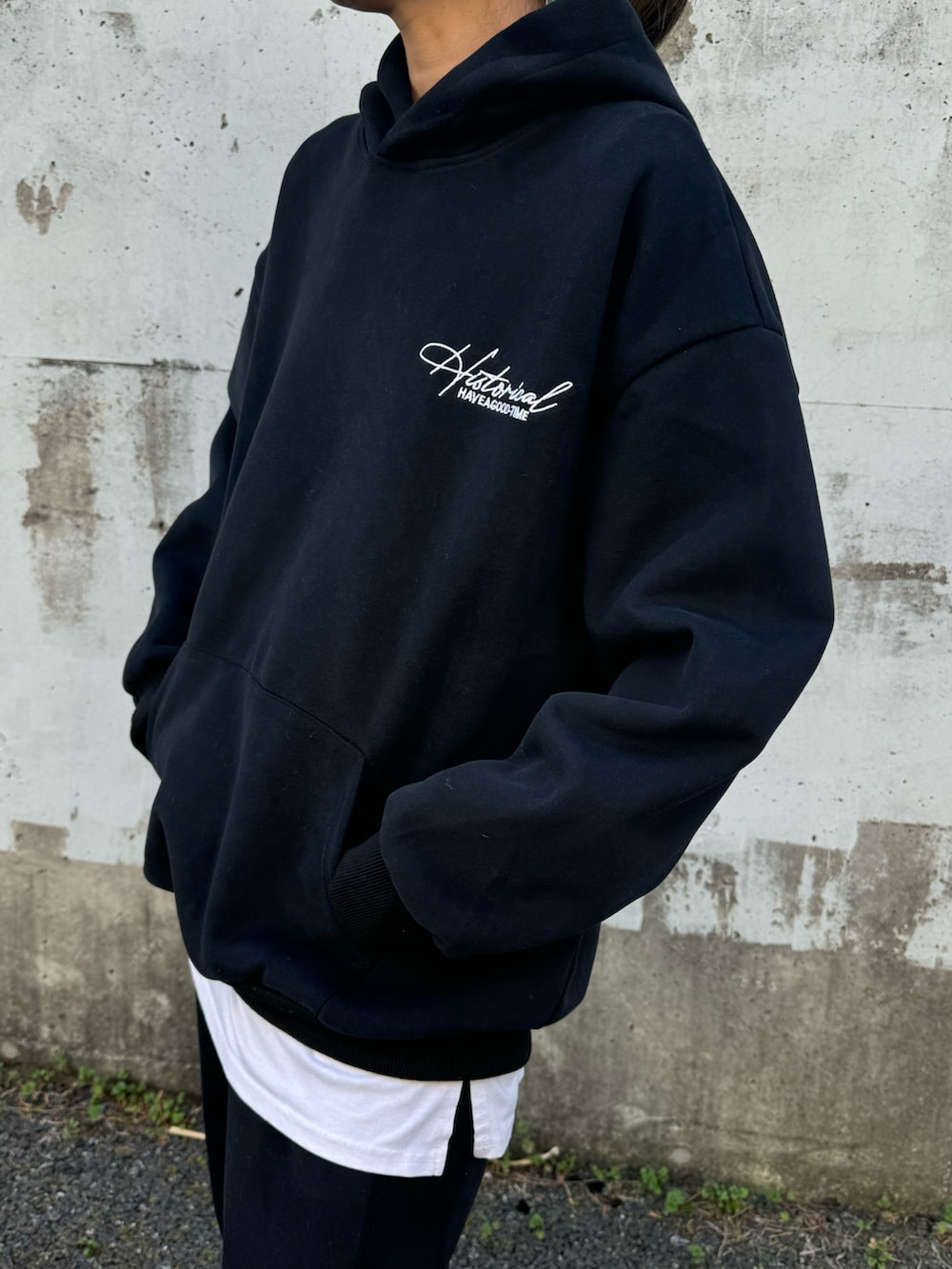 ブラック系のパーカー、ブラック系のスウェットパンツ、ブラック系のスニーカーを着用したレディースの冬コーディネートの4枚目の写真