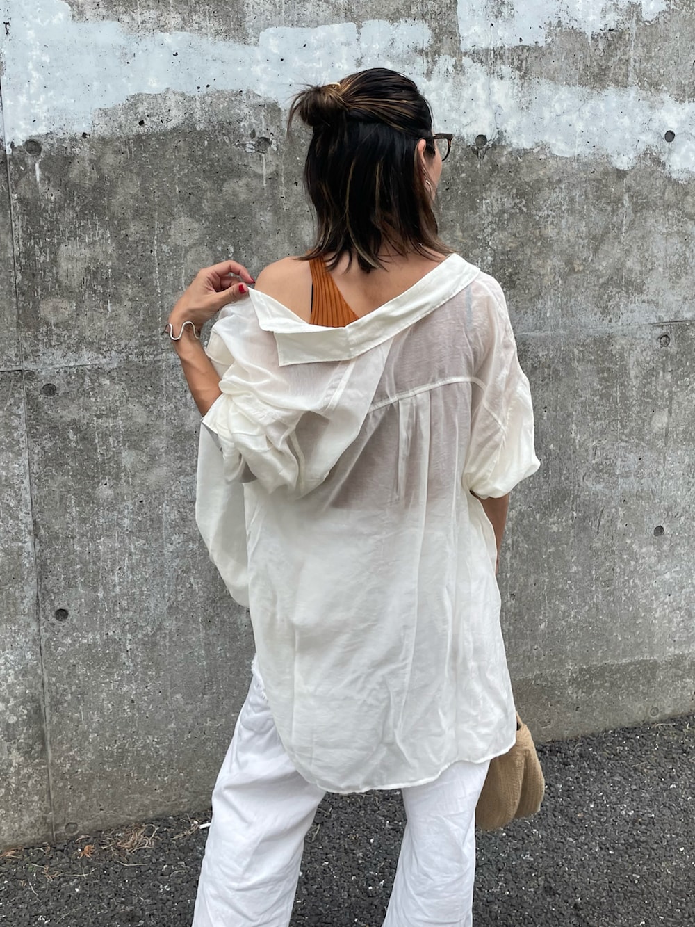 ブラウン系のキャミソール、ホワイト系のシャツ/ブラウス、ホワイト系のデニムパンツを着用したレディースの夏コーディネートの4枚目の写真