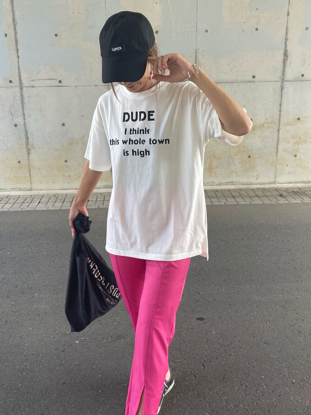 ピンク系のその他パンツ、ホワイト系のTシャツ/カットソー、その他のエコバッグ/サブバッグを着用したレディースの夏コーディネートの5枚目の写真