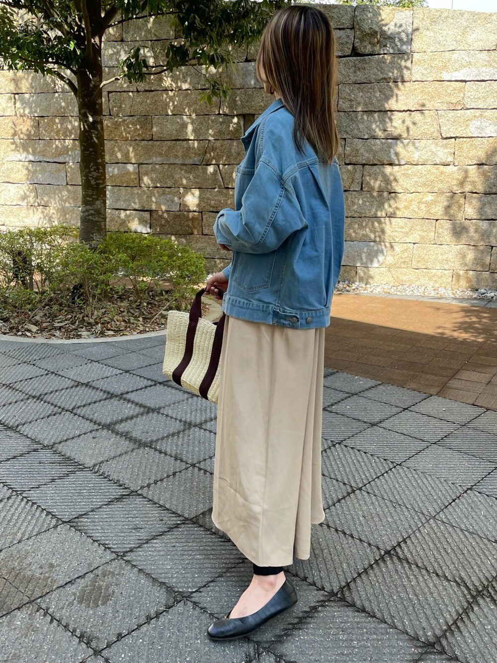 ベージュ系のワンピース、ブルー系のデニムジャケット、その他のその他パンツを着用したレディースの春コーディネートの2枚目の写真
