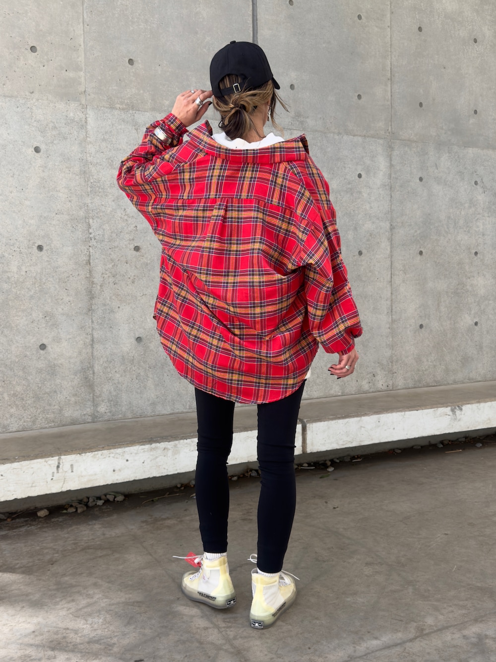 レッド系のシャツ/ブラウス、ホワイト系のTシャツ/カットソー、ブラック系のその他パンツを着用したレディースの春コーディネートの3枚目の写真